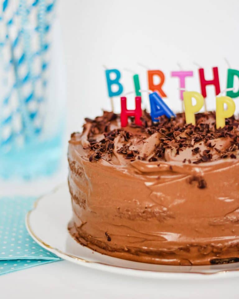 Bolo de aniversário para bebés de banana e cobertura de coco e alfarroba