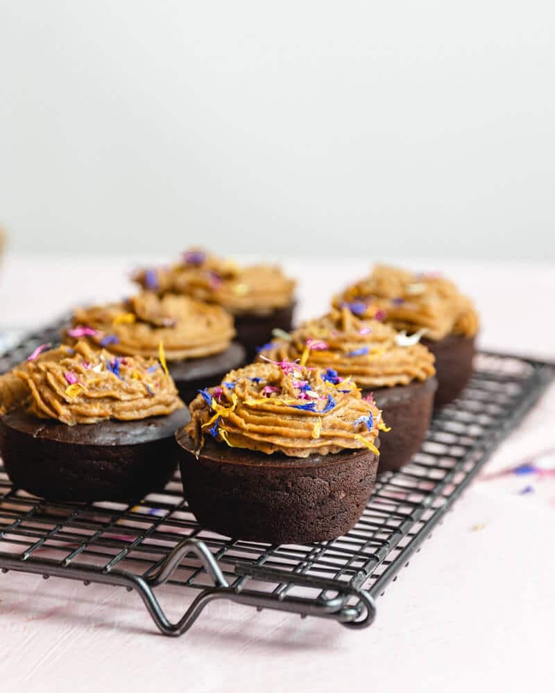 Cupcake de chocolate com caramelo - vegan