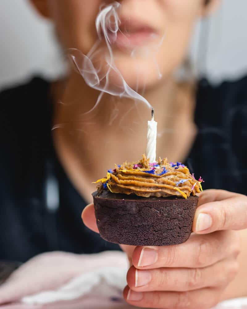 Cupcake de chocolate com caramelo - vegan