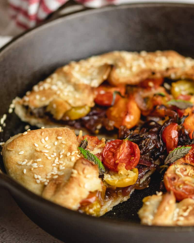 Galette de cebola caramelizada com balsâmico