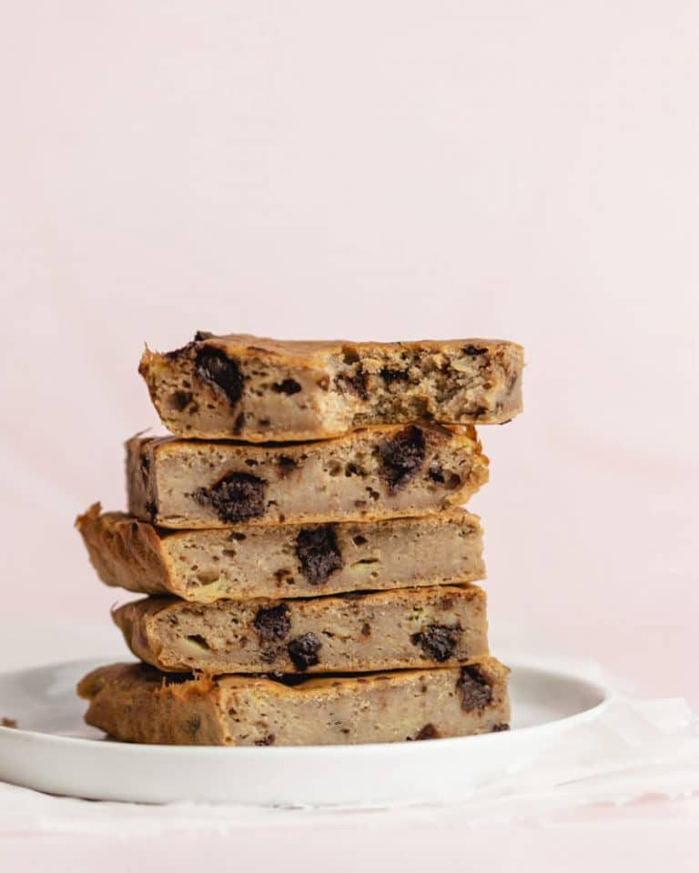 Blondies de banana e chocolate