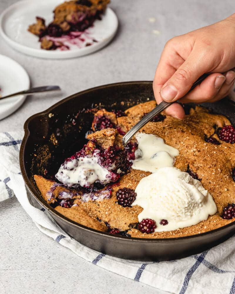 Cobbler de amora mais saudável e fácil