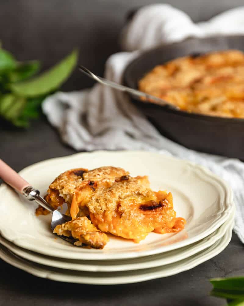 Cobbler de pêssego mais saudável e fácil - sem leite, manteiga e sem ovo