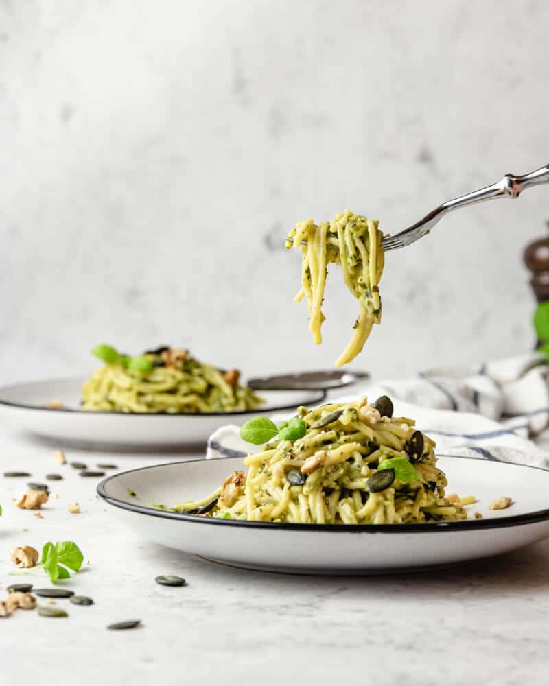 Esparguete com pesto vegan de kale e sementes de abóbora