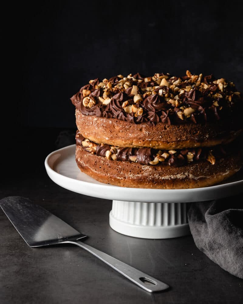 Bolo de amendoim e com cobertura de chocolate - vegan