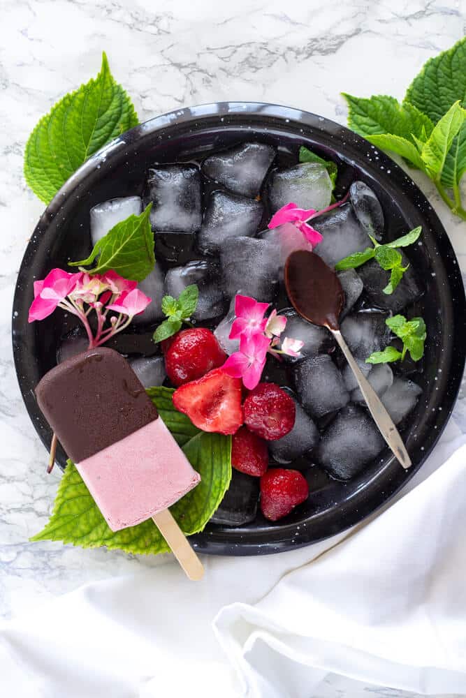 gelado de morango cobertura mágica de chocolate