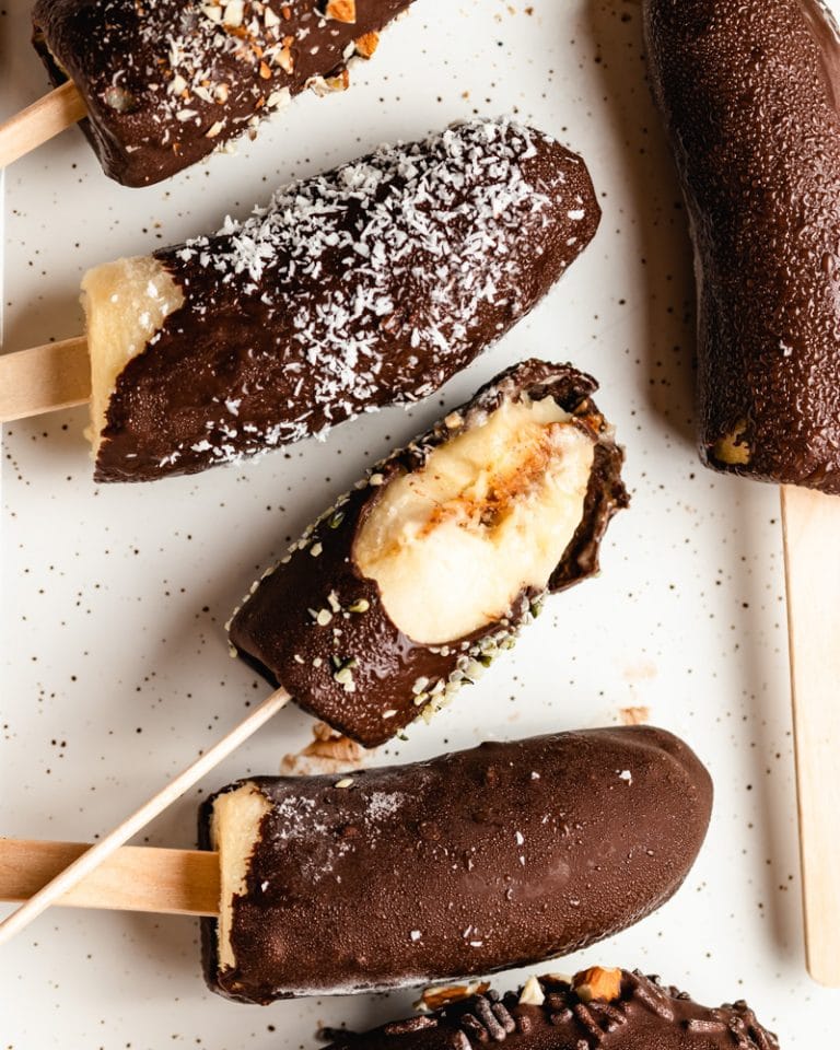 Gelado de banana recheada coberta com chocolate