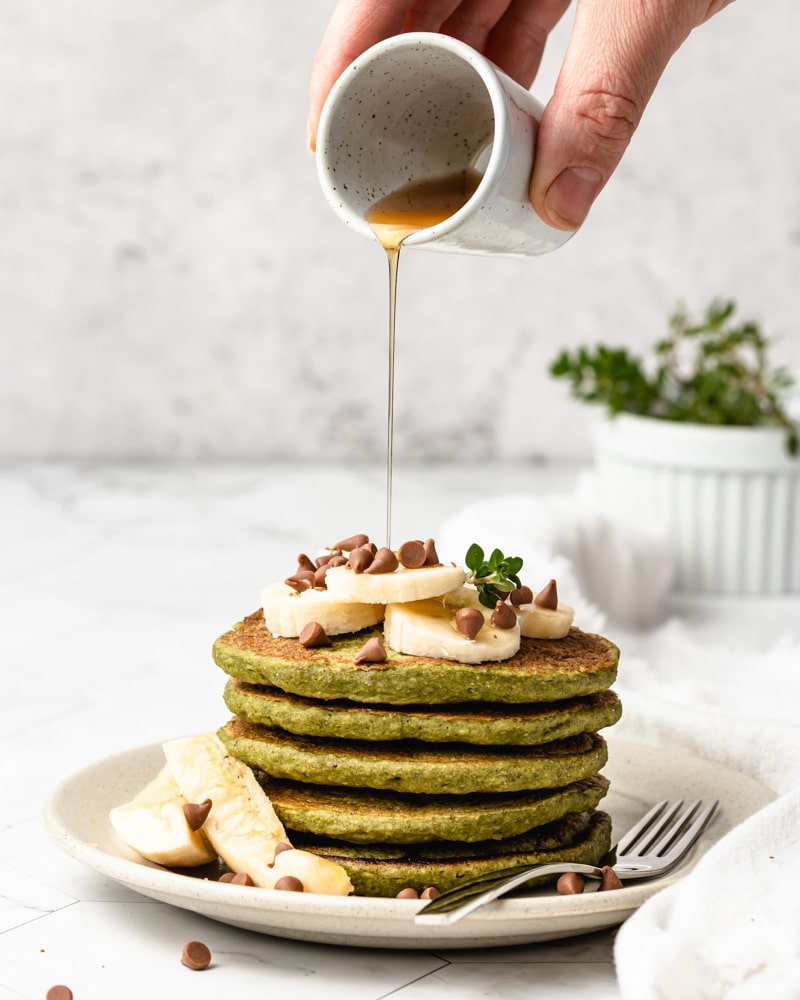 Panquecas de banana e espinafres, sem lacticínios, sem ovo, sem frutos secos e sem glúten