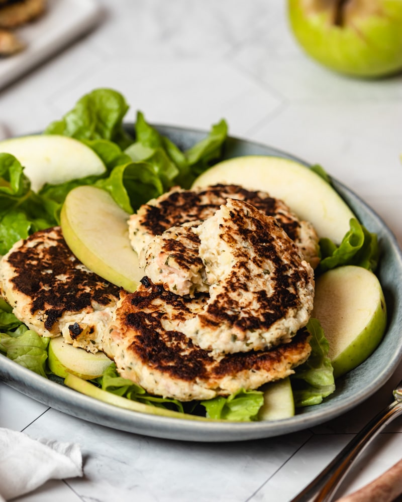 Pataniscas de salmão com maçã e batata