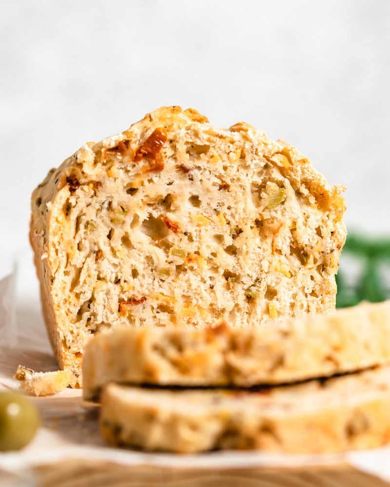 pão de azeitonas com tomate e queijo vegetal vegano