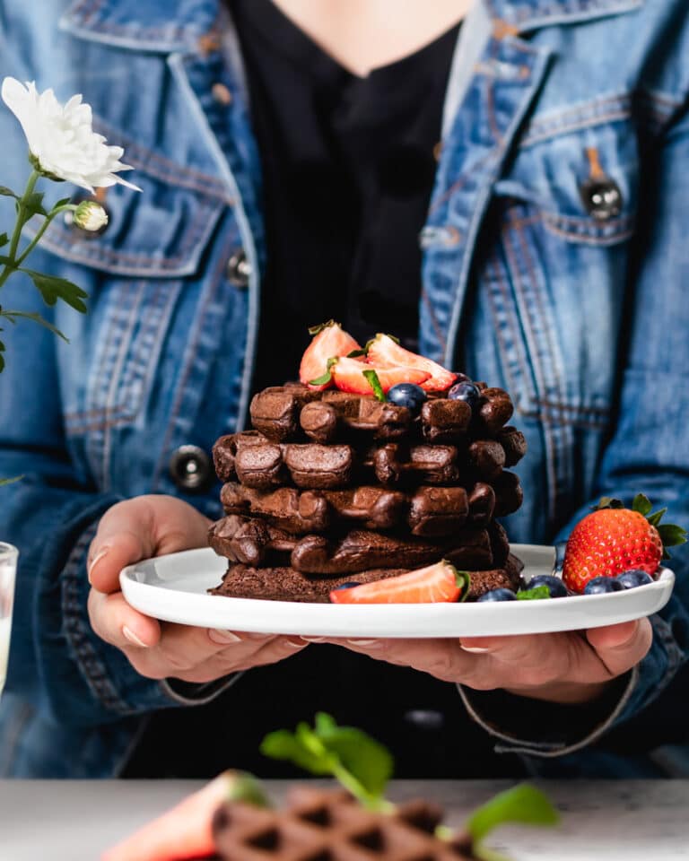 Waffles de chocolate com massa mãe estaladiças