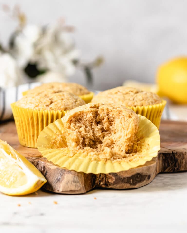 Muffins de limão e iogurte mais saudáveis sem leite e sem ovo - veganos