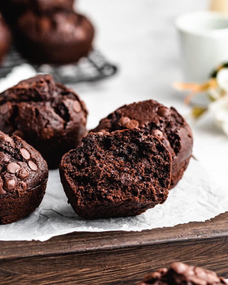 Muffins de chocolate húmidos e sem leite