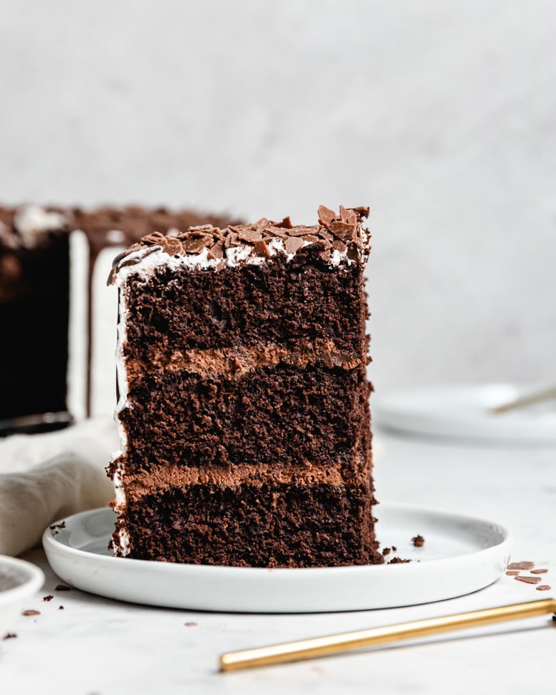 Bolo de chocolate com ganache e chantilly sem leite - com versão vegan e sem glúten