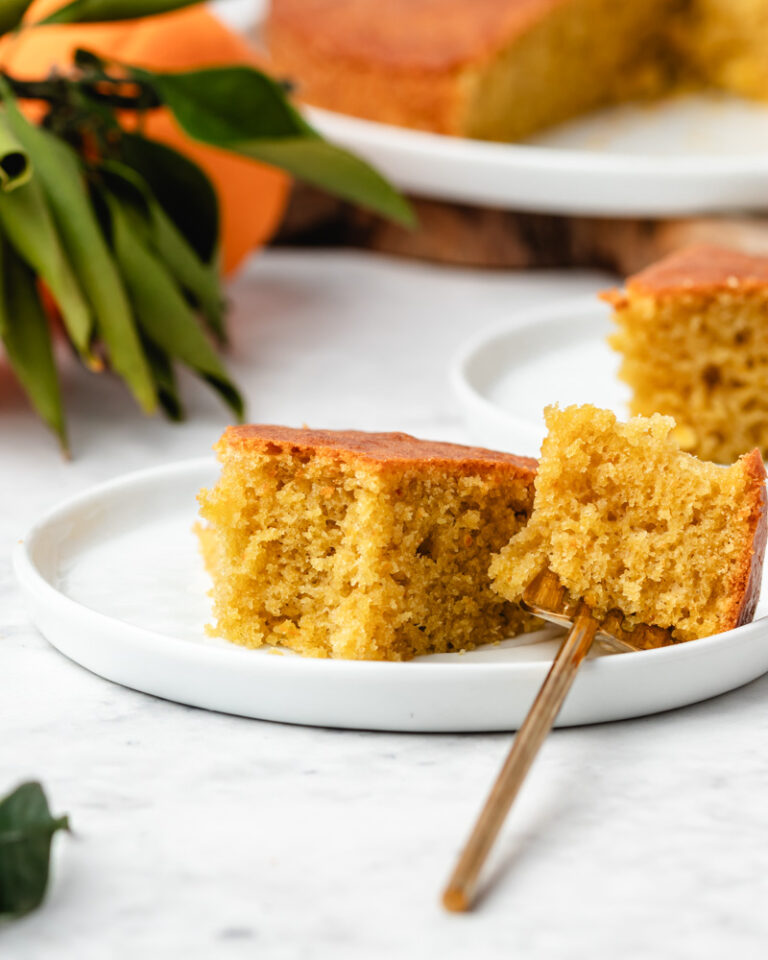 Este bolo de laranja e azeite é simples, delicioso e super húmido. Perfeito para fazer ao fim de semana e servir como sobremesa ou ao lanche com um chá ou café.