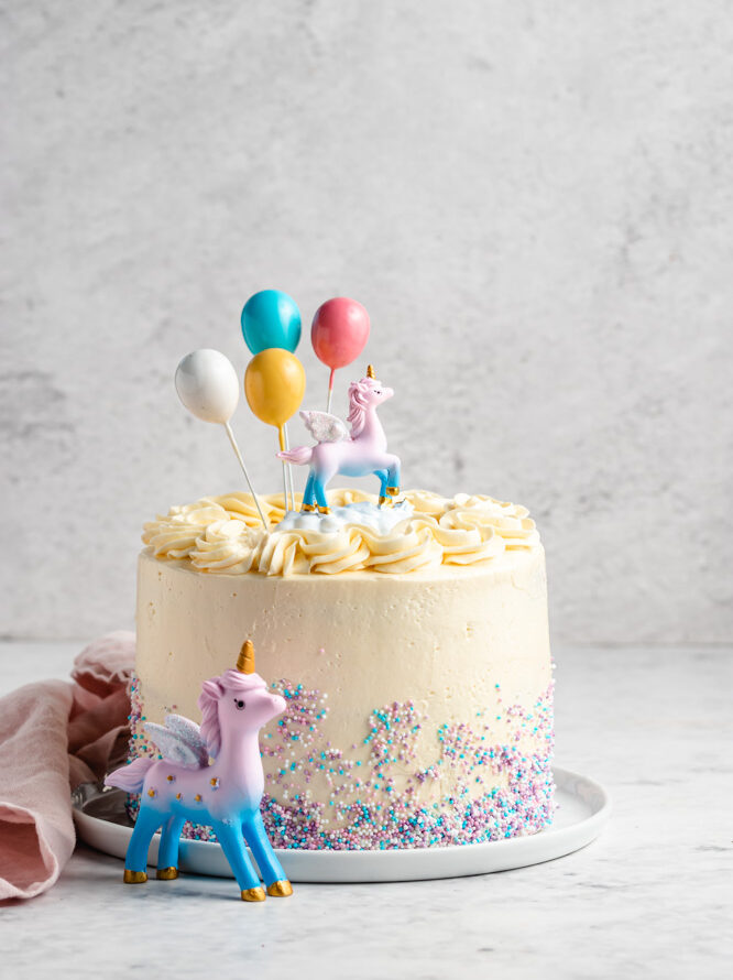 Bolo de aniversário pão de ló com buttercream vegano-