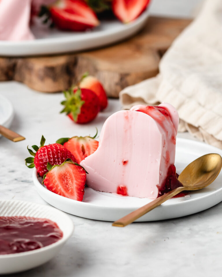 Semifrio de gelatina de morango e iogurte