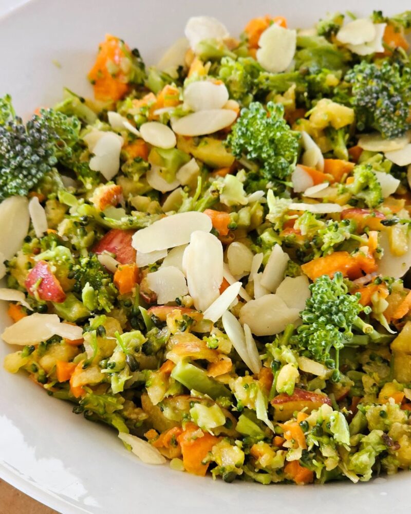 Experimenta esta receita de salada de brócolos em 15 segundos crus super hiper deliciosa e tenho a certeza que te vai surpreender! Deliciosa, crocante e cheia de sabor, perfeita para estes dias quentes de verão.