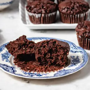 Muffins de chocolate com fermento natural deliciosos e fofos